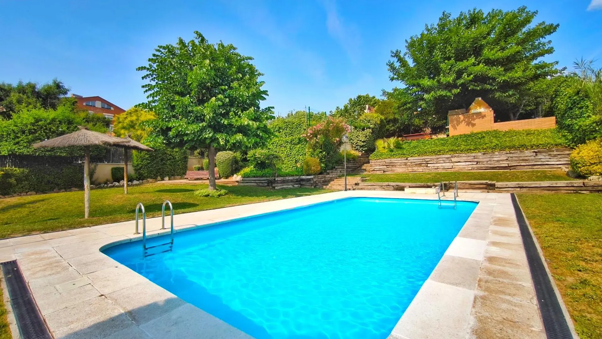Duplex Con Piscina En Rubi contacts